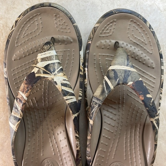Crocs Men’s Sandals Shoes Camouflage Flip Flops Beach Vacation Green Size 12 - Picture 6 of 14